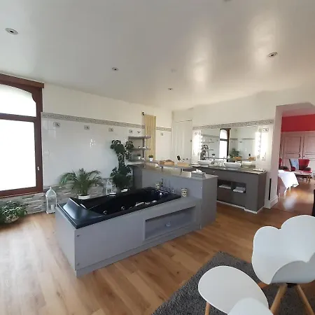 Le Manoir De La Mantille Bed & Breakfast 4*