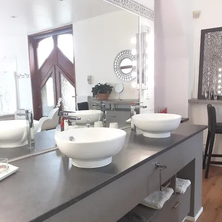 Le Manoir De La Mantille Bed & Breakfast